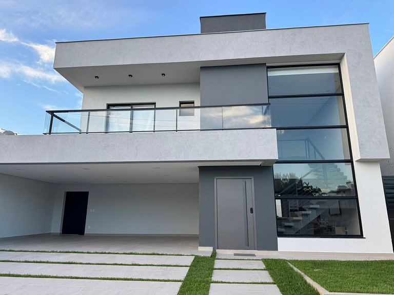 Casa com Piscina em Condomínio • 400m da Praia