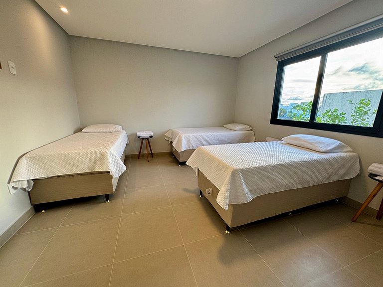 Casa com Piscina em Condomínio • 400m da Praia