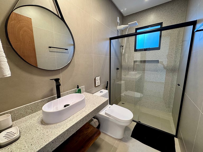 Casa com Piscina em Condomínio • 400m da Praia