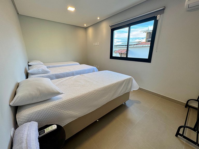 Casa com Piscina em Condomínio • 400m da Praia