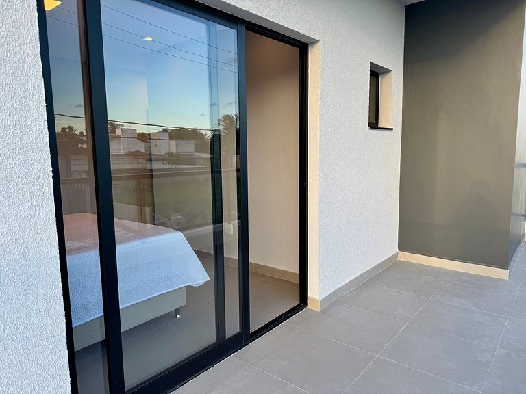 Casa com Piscina em Condomínio • 400m da Praia