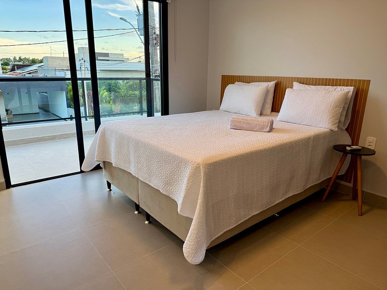 Casa com Piscina em Condomínio • 400m da Praia