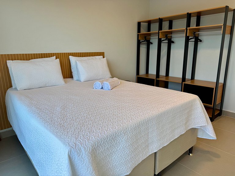 Casa com Piscina em Condomínio • 400m da Praia