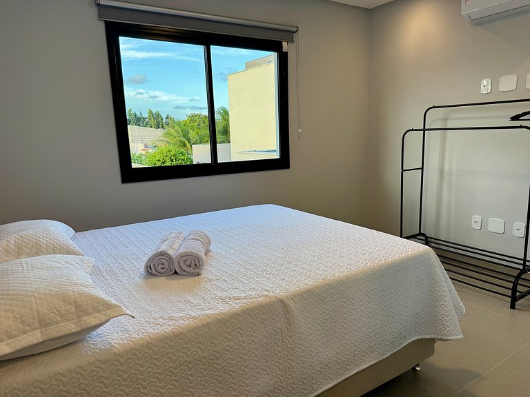 Casa com Piscina em Condomínio • 400m da Praia