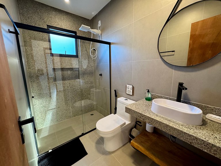 Casa com Piscina em Condomínio • 400m da Praia