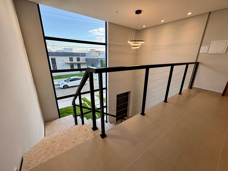 Casa com Piscina em Condomínio • 400m da Praia