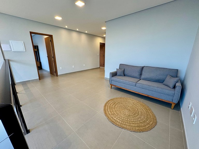 Casa com Piscina em Condomínio • 400m da Praia