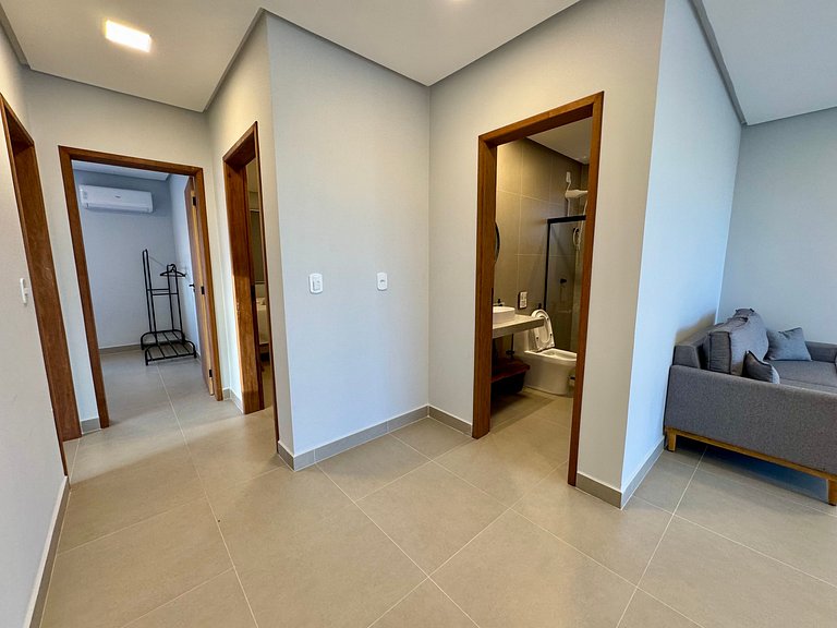 Casa com Piscina em Condomínio • 400m da Praia