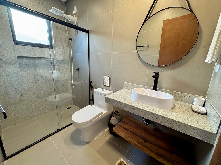 Casa com Piscina em Condomínio • 400m da Praia