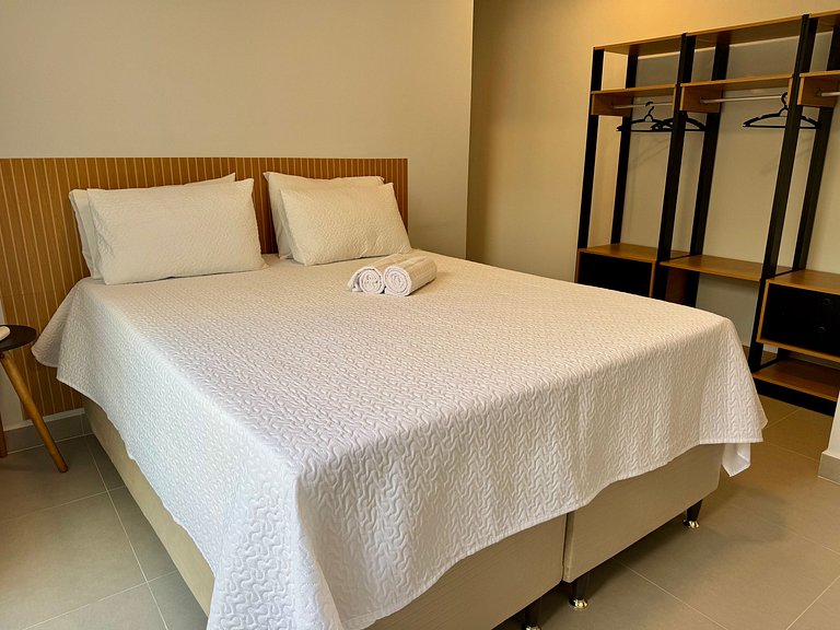 Casa com Piscina em Condomínio • 400m da Praia