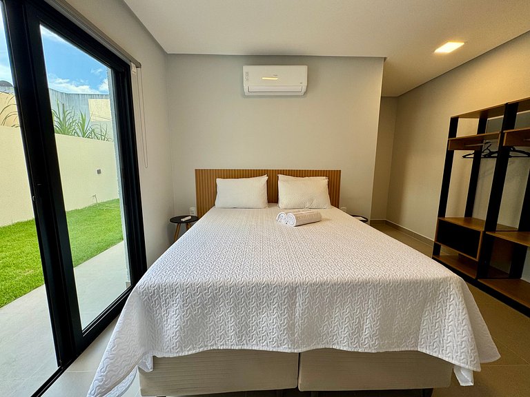 Casa com Piscina em Condomínio • 400m da Praia