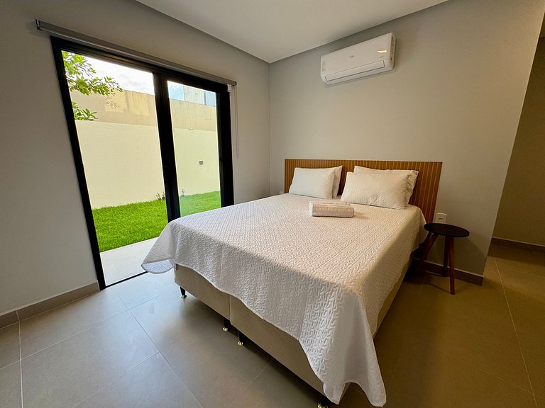 Casa com Piscina em Condomínio • 400m da Praia