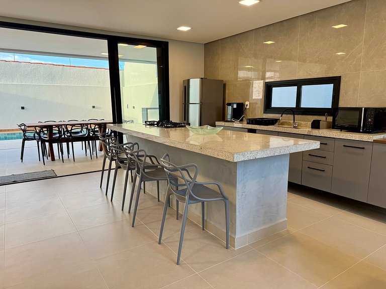 Casa com Piscina em Condomínio • 400m da Praia