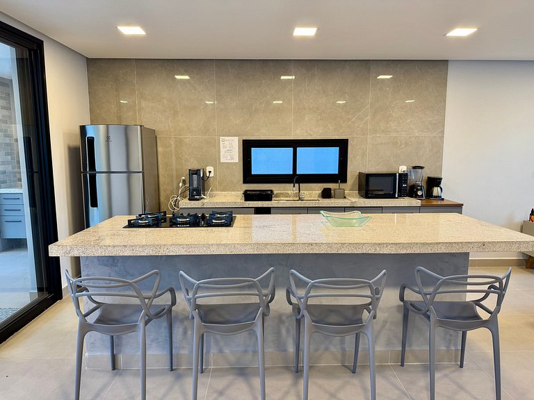 Casa com Piscina em Condomínio • 400m da Praia