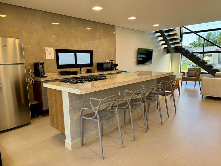 Casa com Piscina em Condomínio • 400m da Praia