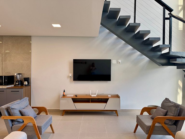 Casa com Piscina em Condomínio • 400m da Praia