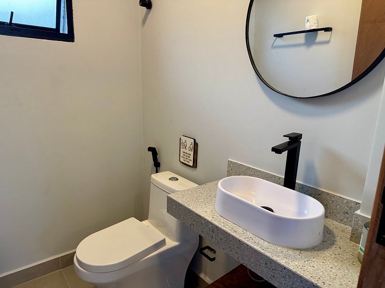 Casa com Piscina em Condomínio • 400m da Praia