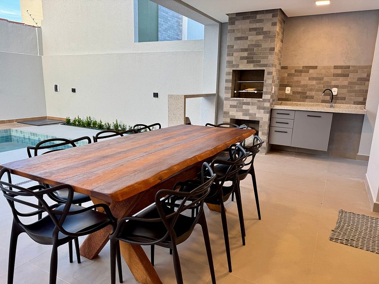 Casa com Piscina em Condomínio • 400m da Praia