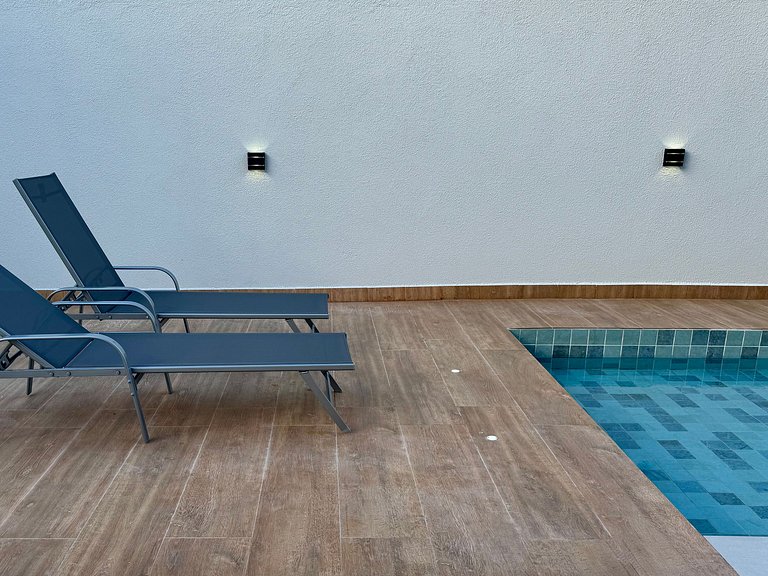 Casa com Piscina em Condomínio • 400m da Praia