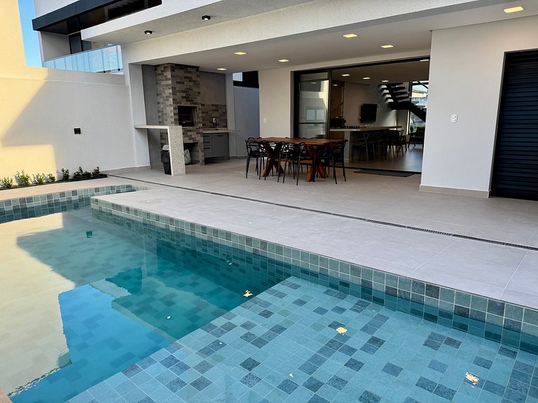 Casa com Piscina em Condomínio • 400m da Praia