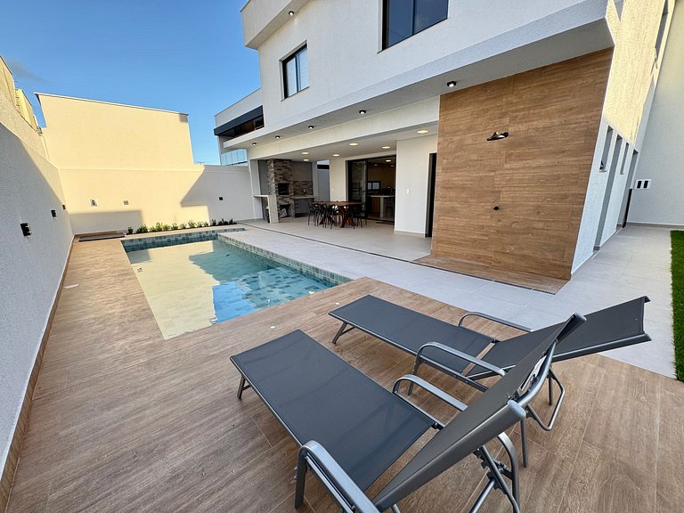 Casa com Piscina em Condomínio • 400m da Praia
